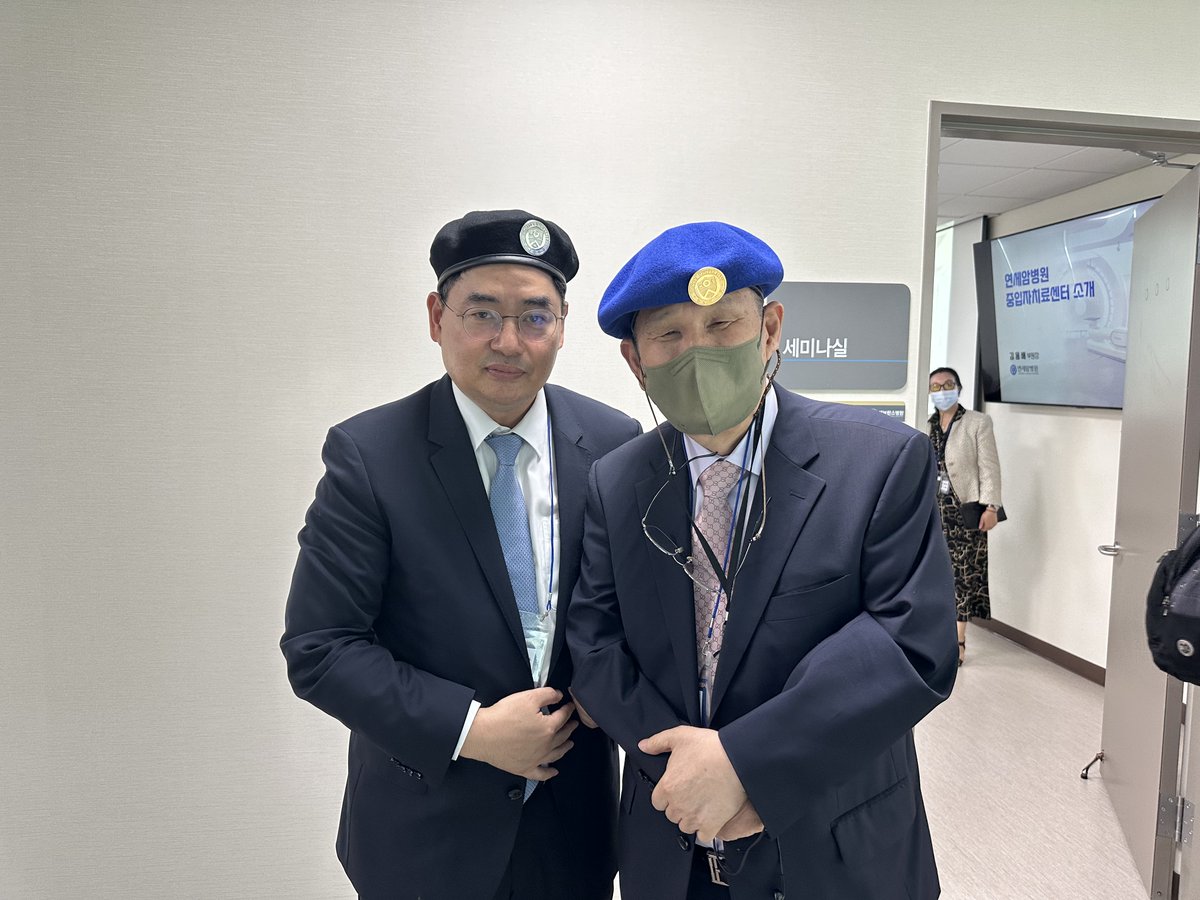 DrKIMRadOnco's tweet photo. At the medical school reunion event on May 13, Professor Emeritus Gwi Eon Kim, my mentor who celebrated the 50th anniversary of graduation, and me, who celebrated the 25th anniversary, took a commemorative photo https://t.co/RtwJwEvzFx