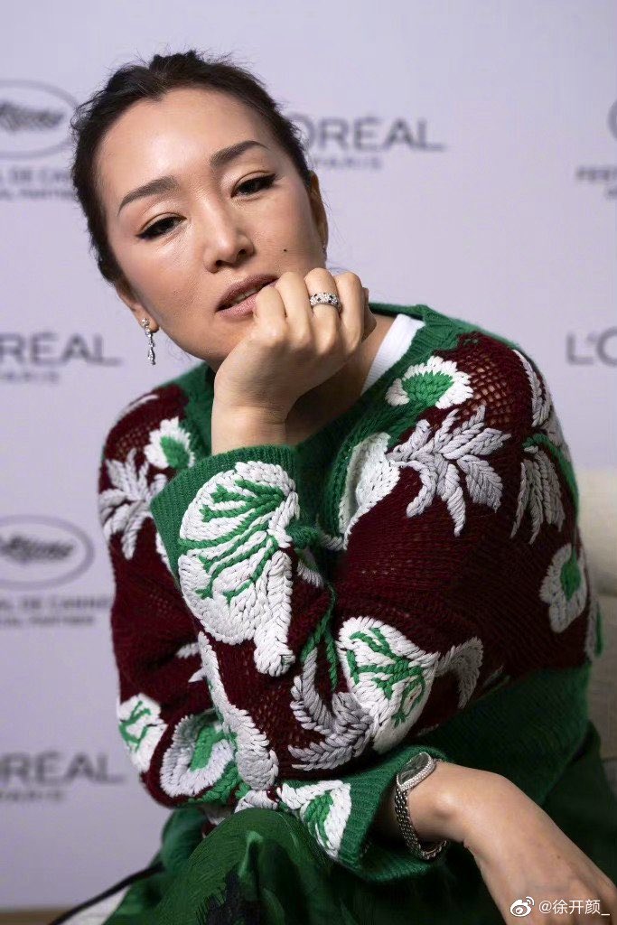 GongLiTHFans's tweet photo. Days2 #Cannes2023 มีสัมฯกับลอรีอัลแบบปล่อยใจชิลมากแต่ยังไม่มีคลิปเต็มออกมา มีแต่ยิ้มหวานๆมาฝากกับสัมฯช่วงนึงที่ยินดีกับเจ๊มิเชล โหย่วที่ได้ออสการ์และลูกโลกทองคำ ถือเป็นกำลังใจไม่เพียงแต่คนเอเชีย นสด.เอเชีย แต่ถือเป็นกำลังใจแด่ผู้หญิงทั่วโลก ส่วนสัมฯส่วนของแม่รอคลิปเต็มเร็วๆนี้ https://t.co/Hz4vQCH0e7