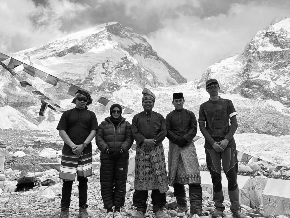 MySamudera's tweet photo. Innalillahiwainnalillahhirajiun, Terjatuh Dari Everest, Pengarah APM Kedah Meninggal Dunia..

Misi menawan gunung tertinggi dunia tidak kesampaian apabila Awang Askandar Ampuan Yaacub terjatuh pada ketinggian 8,000 meter dari aras laut..

Thread 👇🏻 https://t.co/OmbEjp6YAk