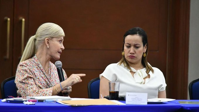 Enrique_GomezM's tweet photo. Cuando ustedes piensen en Carolina Corcho como la malvada de esta pesadilla de #ReformaALaSalud no olviden que hay una Dilian Francisca Toro dispuesta a dejar sin salud a millones de colombianos a cambio de una gobernación. Politiqueros deleznables .