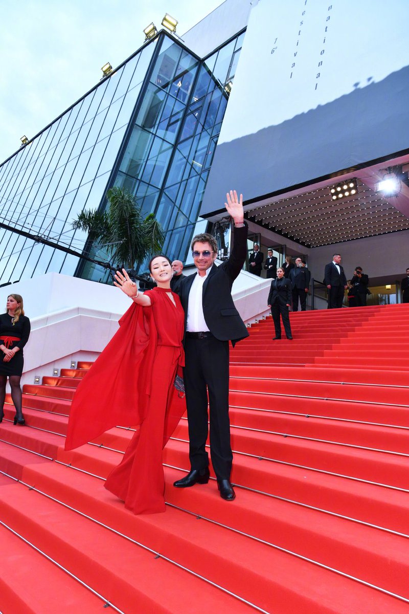 GongLiTHFans's tweet photo. Days3 #Cannes2023 ลุคพรมแดงไปดู Indian Jones5 มาในชุดของ Elie Saab 2023 แบรนด์นี้ใส่กี่ทีก็เริ่ด สีสันแพรวพราวออร่ามาก ไม่เห็นแม่ใส่สีสดๆนานแย้ว สวยยมาก วันนี้แฟนๆติดแฮชแท็ก #กงลี่และสามีจับมือเดินพรมแดงคานส์ เพราะภาพตั้งแต่โรงแรมถึงพรม แทบไม่เห็นลุงแกปล่อยมือแม่เ��ย5555 https://t.co/AYLMyJE3xT