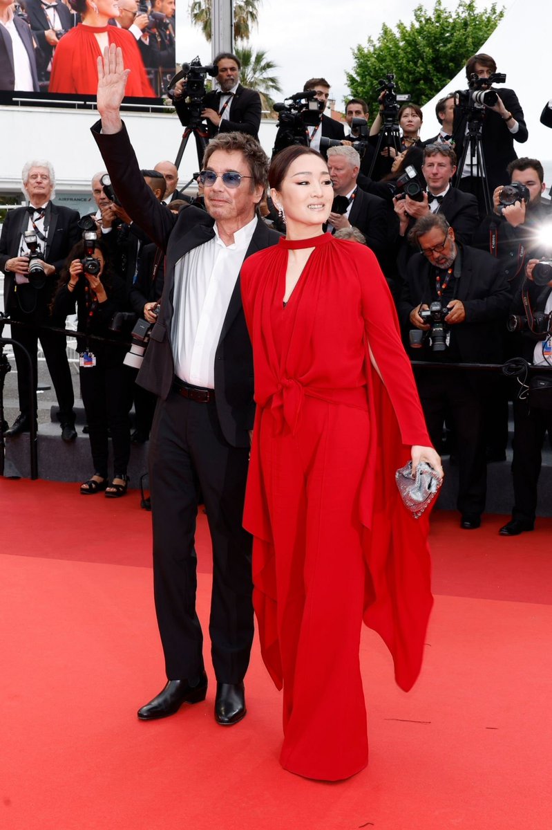 GongLiTHFans's tweet photo. Days3 #Cannes2023 ลุคพรมแดงไปดู Indian Jones5 มาในชุดของ Elie Saab 2023 แบรนด์นี้ใส่กี่ทีก็เริ่ด สีสันแพรวพราวออร่ามาก ไม่เห็นแม่ใส่สีสดๆนานแย้ว สวยยมาก วันนี้แฟนๆติดแฮชแท็ก #กงลี่และสามีจับมือเดินพรมแดงคานส์ เพราะภาพตั้งแต่โรงแรมถึงพรม แทบไม่เห็นลุงแกปล่อยมือแม่เ��ย5555 https://t.co/AYLMyJE3xT