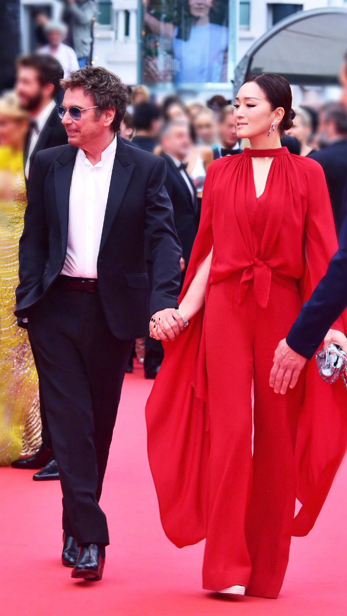 GongLiTHFans's tweet photo. Days3 #Cannes2023 ลุคพรมแดงไปดู Indian Jones5 มาในชุดของ Elie Saab 2023 แบรนด์นี้ใส่กี่ทีก็เริ่ด สีสันแพรวพราวออร่ามาก ไม่เห็นแม่ใส่สีสดๆนานแย้ว สวยยมาก วันนี้แฟนๆติดแฮชแท็ก #กงลี่และสามีจับมือเดินพรมแดงคานส์ เพราะภาพตั้งแต่โรงแรมถึงพรม แทบไม่เห็นลุงแกปล่อยมือแม่เ��ย5555 https://t.co/AYLMyJE3xT