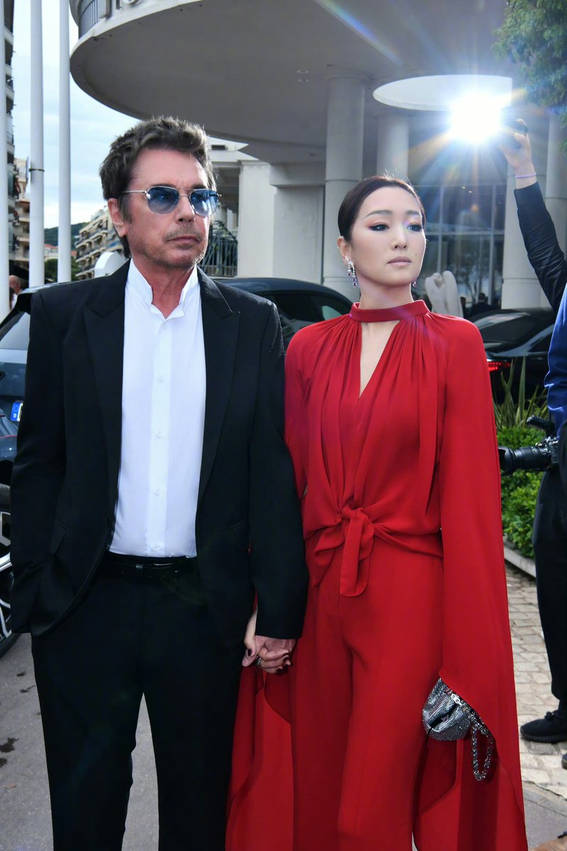GongLiTHFans's tweet photo. Days3 #Cannes2023 ลุคพรมแดงไปดู Indian Jones5 มาในชุดของ Elie Saab 2023 แบรนด์นี้ใส่กี่ทีก็เริ่ด สีสันแพรวพราวออร่ามาก ไม่เห็นแม่ใส่สีสดๆนานแย้ว สวยยมาก วันนี้แฟนๆติดแฮชแท็ก #กงลี่และสามีจับมือเดินพรมแดงคานส์ เพราะภาพตั้งแต่โรงแรมถึงพรม แทบไม่เห็นลุงแกปล่อยมือแม่เ��ย5555 https://t.co/AYLMyJE3xT