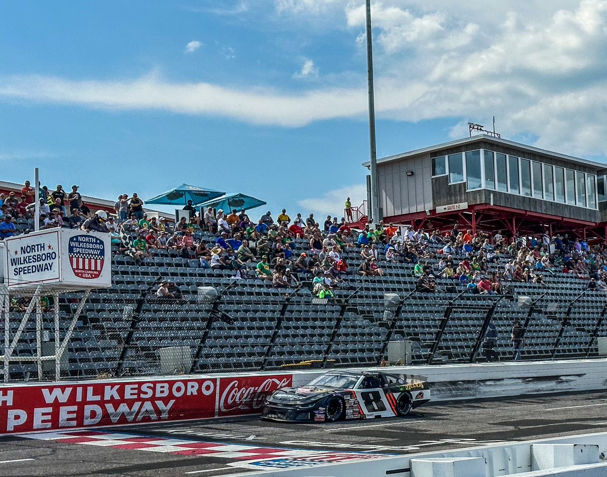 ChaseBurrow00's tweet photo. Competitive field @NWBSpeedway (.8 seconds between 1st-37th qualifiers) #teamERE/TGM started the @CARSTour #WindowWorld125 P15. The Tidewater Safety Shoes/Medek Corporation #8B LMSC began moving through traffic at the green flag until lap 30s BโตG ONE ending our night with a P33 https://t.co/7eHJbRkJcI