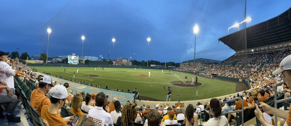 Beautiful night for @TexasBaseball #Hookem