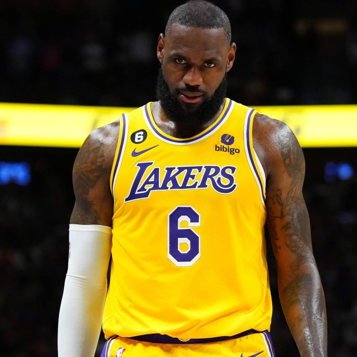 LeBron is playing so poorly but...

He has 3 straight playoff games with
22+ pts
9+ rebs
9+ asts

Jokic and Westbrook are the only players in NBA history to have a 4 game streak of at least 22/9/9.

Crazy standards to live up to.

Especially in Year 20

At 38 years old.