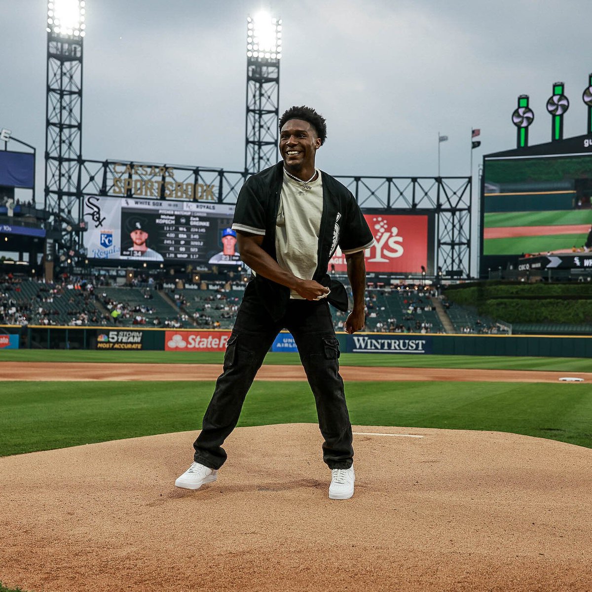 whitesox's tweet image. CHISOX Athlete, @AJHenning3, joined us tonight for a ceremonial first pitch!