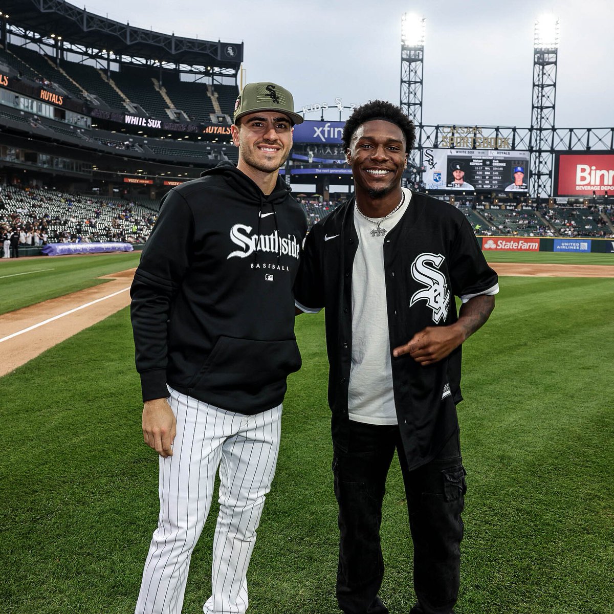 whitesox's tweet image. CHISOX Athlete, @AJHenning3, joined us tonight for a ceremonial first pitch!