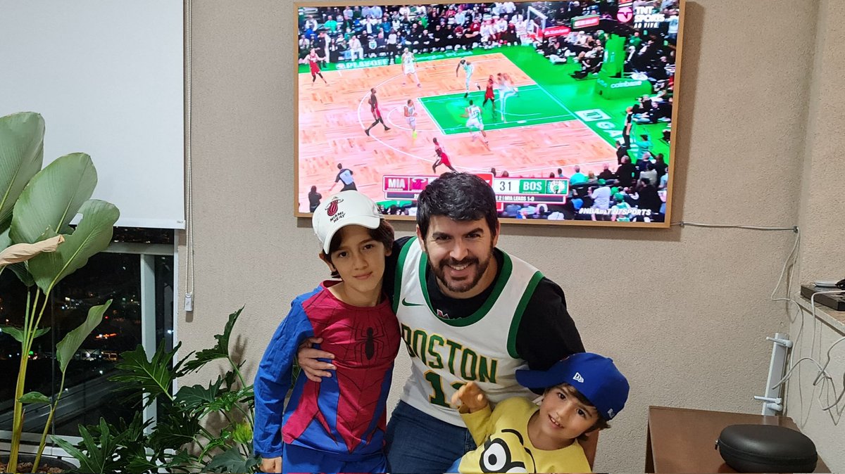 Felicio_Trez's tweet photo. Sextando na TNTsports com o Vini e o Leo #nbanatntsports https://t.co/wOZbVhUUEs