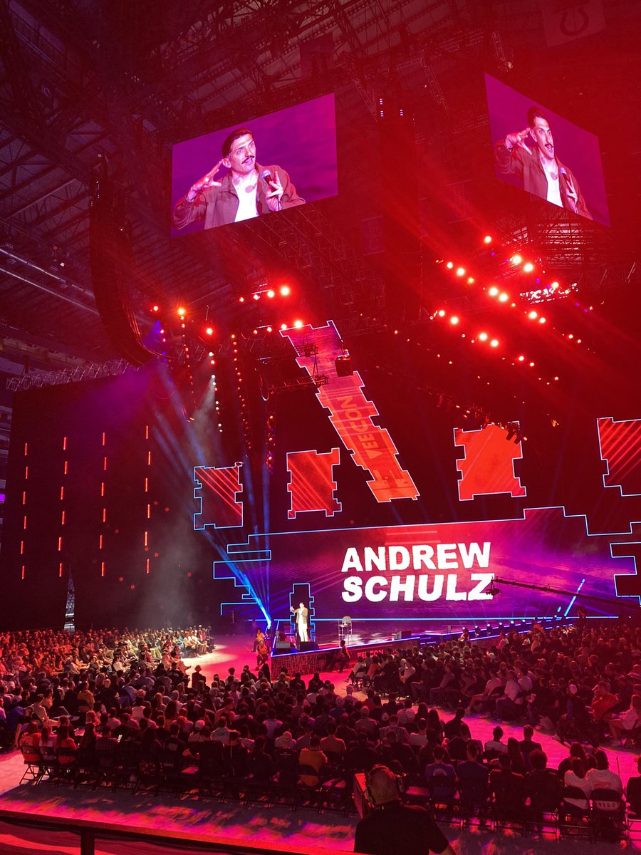 SmokeDetect's tweet image. @andrewschulz is killing it 😂😂😂 Has the entire stadium crying laughing. @veecon 

My first comedy show🔥🔥