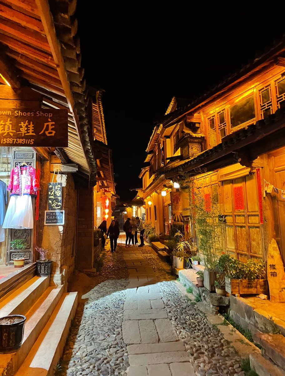 TchrTravlTym's tweet photo. Beautiful Shaxi in Yunnan Province, China. Popular for tour groups in the morning but great for peace and quiet at night.
#shaxi #yunnan #china #traveltwitter #smallblogger #travelblogger https://t.co/f5PHtXCbk3