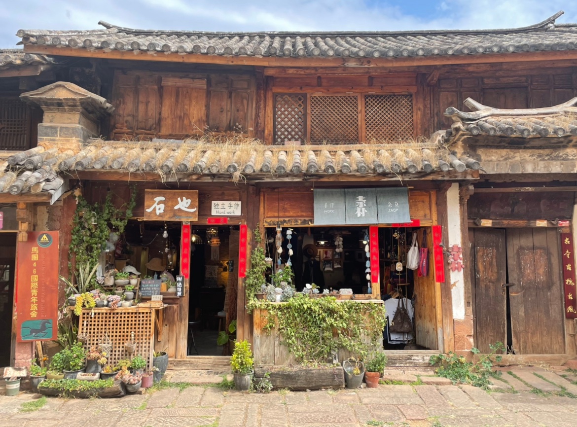 TchrTravlTym's tweet photo. Beautiful Shaxi in Yunnan Province, China. Popular for tour groups in the morning but great for peace and quiet at night.
#shaxi #yunnan #china #traveltwitter #smallblogger #travelblogger https://t.co/f5PHtXCbk3