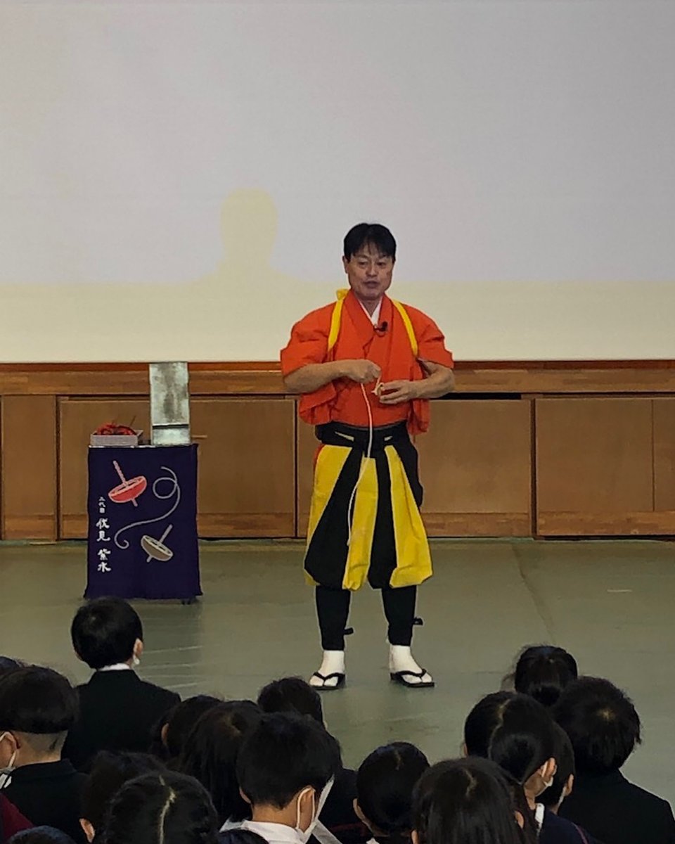 naniwapro's tweet photo. 大阪府内小学校の学校公演にて
曲コマ回し、伏見紫水がお世話になりました。
コマ回しのレクチャーコーナーを設けて子供たちもコマの楽しさを体験して頂き
とても良い公演をさせて頂きました。

#こま回し
#こまパフォーマー
#伏見紫水
#学校公演 https://t.co/7BJyil7Caq