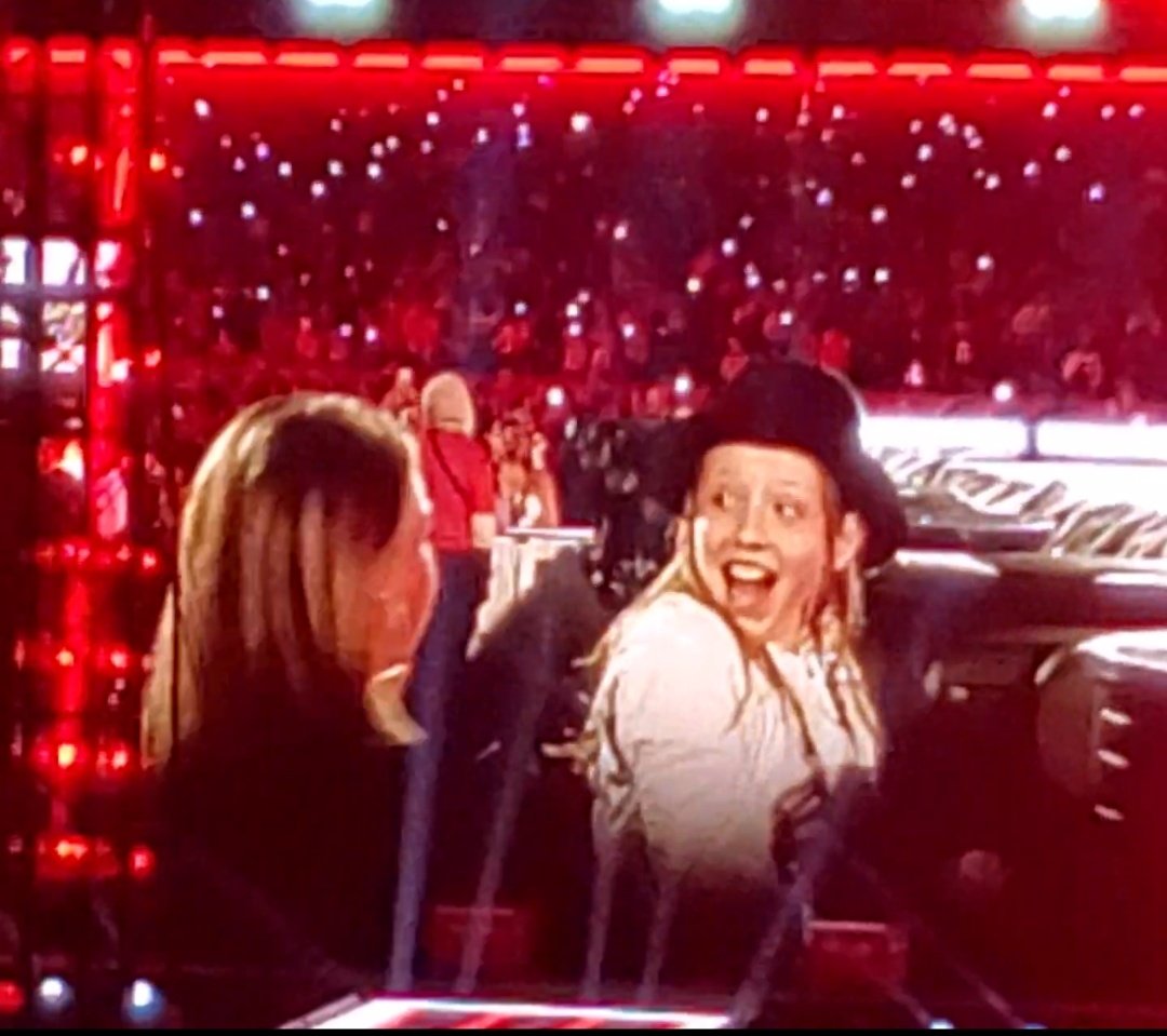 SwiftLikeTayler's tweet photo. IS THIS NOT THE MOST WHOLESOME THING YOU EVER DID SEE ๐ฅฐ #GilletteTheErasTour #WeAreNeverGettingBackTogether @taylornation13 @taylorswift13 https://t.co/ufY6NKmLIl
