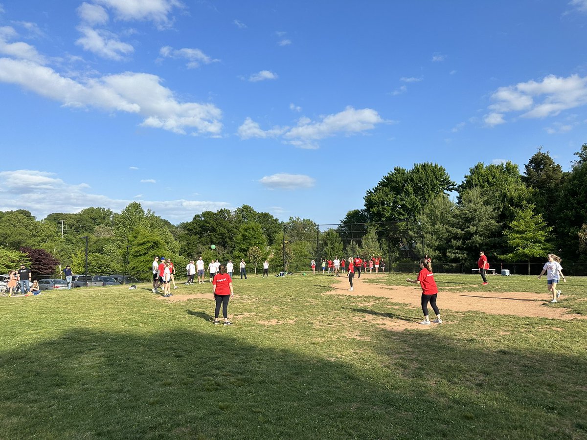 MrsRileysClass_'s tweet photo. 2nd Annual Ashlawn Staff Kickball Game! 🦅❤️ @Ashlawneagles https://t.co/cJNcPVpo4T