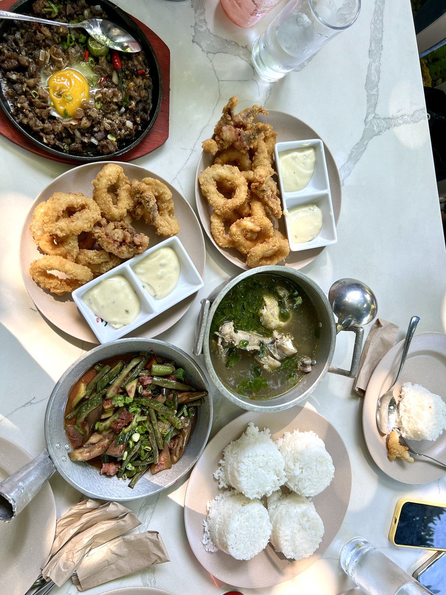 #PinoyFood: #sisig, #tinola, #pinakbet + #shrimps. The hardest thing in a #Philippines holiday is holding your breath on #food. 😆 all these you’ll find in outdoor #Malagos restaurant in #DavaoCity. #TravelForward