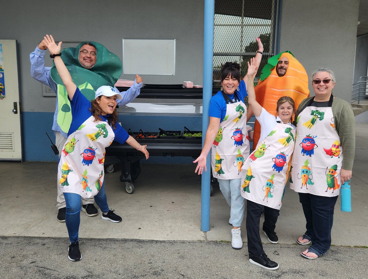 sandraeduc8's tweet photo. Salad Bar is now open! So much fun today launching our new Salad Bar! Thank you to our wonderful cafeteria manager, and APs for making it extra fun for our students! 🥦🥕🍅🥬 #healthyeating #healthychoices
@LAUSDSup @LASchoolsNorth @CafeLA_lausd @ScottAtLAUSD @Kelly4LASchools https://t.co/NSPfogO9GC