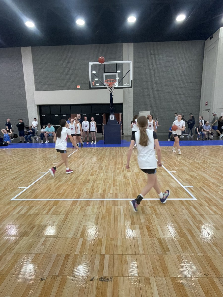 ladyvision_26's tweet photo. Started the weekend off right with a dub tonight in Louisville! 😎 Shoutout to @kierstin_young4 for the buzzer beater bucket!! Catch us bright and early at 9 at the Expo Center for another exciting game ‼️‼️ https://t.co/EiWg0tPylz