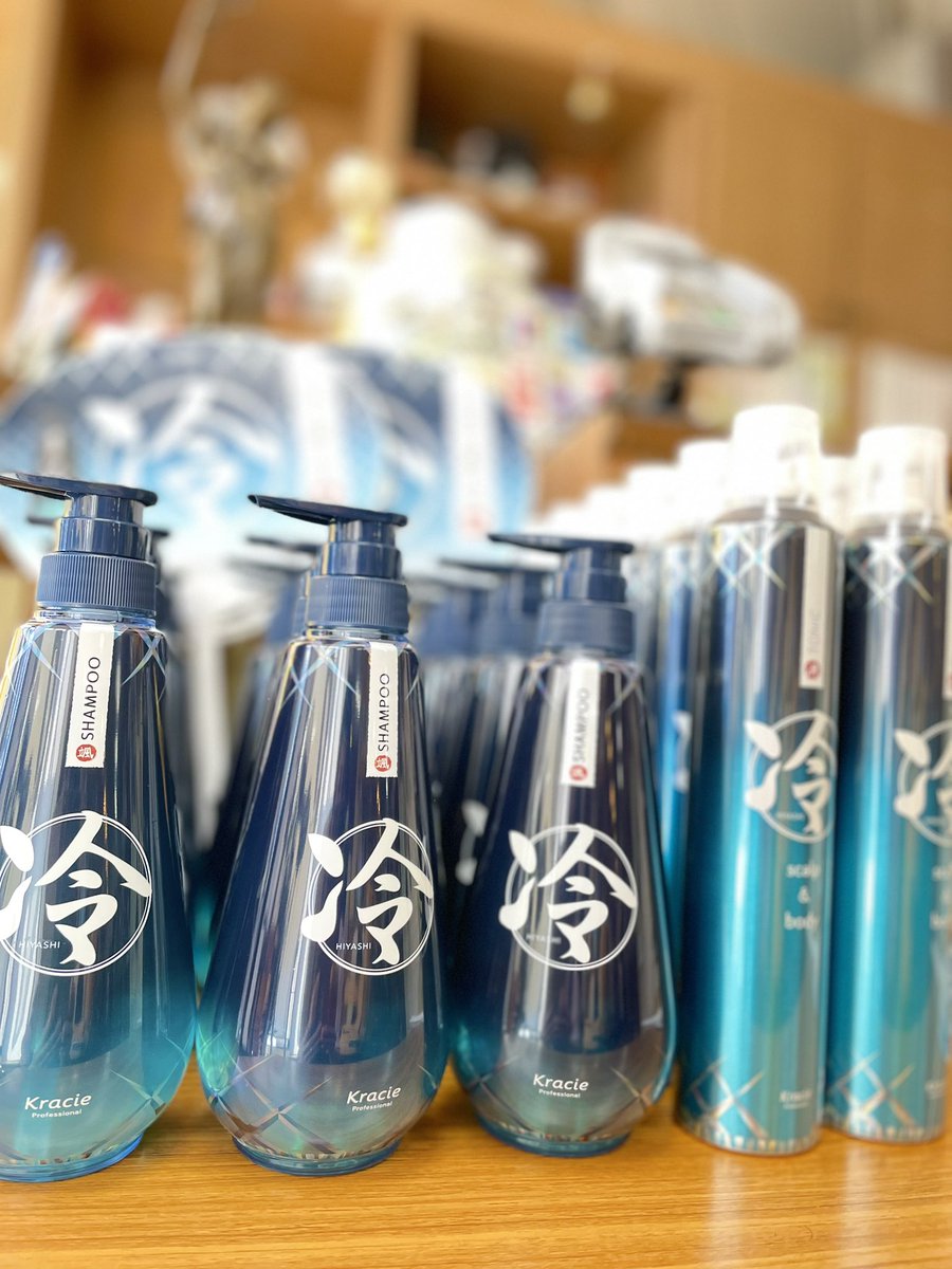 gogo_kaming's tweet photo. 既に30度を超える夏日もあり
それに加えて湿度も感じ
いよいよ来たか〜〜〜って事で
早くも夏の準備を致しました🙌👍

今年もこちらで夏を乗り越えよう🏄‍♂️

パッケージも成分配合も少し変わり
バージョンアップした冷やしシリーズ

シャンプー500ml  2640円（税込）
トニック&amp;ボディ　2200円（税込） https://t.co/77YXDPaGvN
