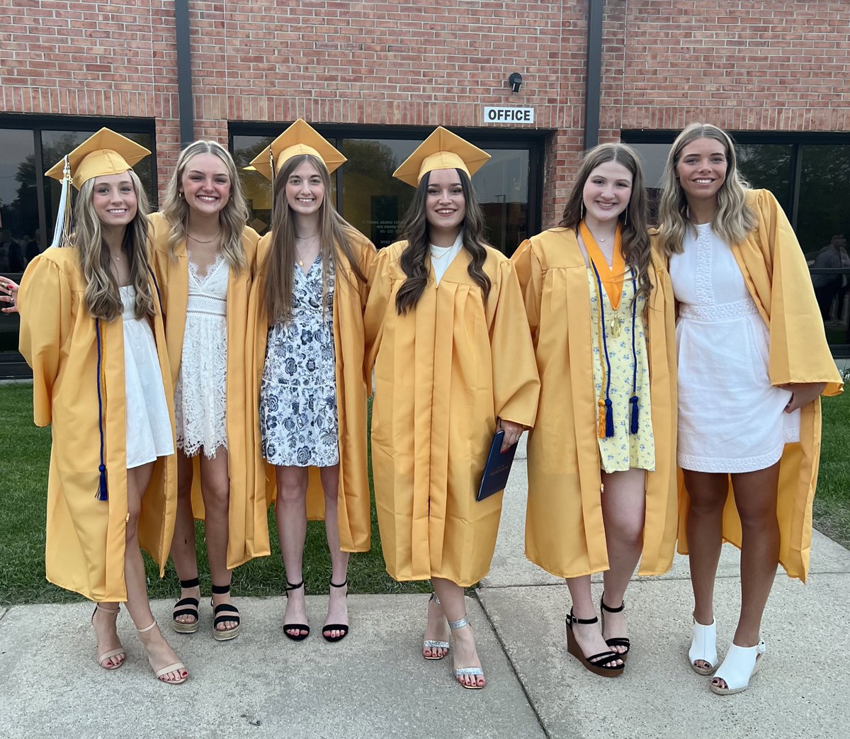 Congrats to our graduates <a href="/hanna_pizzolato/">Hanna Pizzolato</a>, <a href="/bentleah9/">bentleah</a> , Kristin, June, Megan, and <a href="/lucy_arndt/">Lucy Arndt</a>!! we will miss you 😢🥰.  Go do great things!!