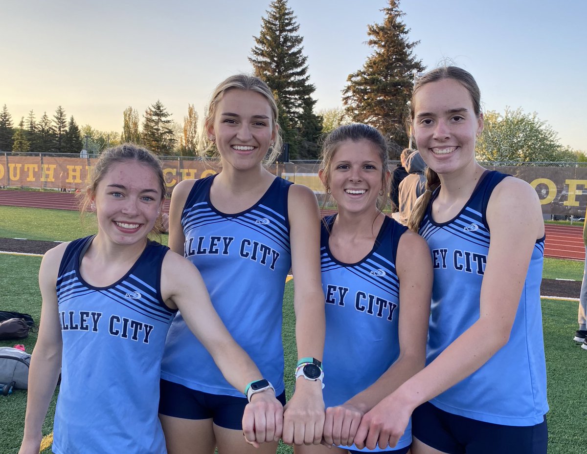 VCtrack_field's tweet photo. ⭐️PLACE WINNERS 5-19-23⭐️
⭐️STATE QUALIFIERS⭐️
Congratulations to Brynn Lueck, Sydnee Ingstad, Reagan Berg, &amp; Greta Goven on a 4th place finish in the 4x400 meter relay at the EDC Championship. @HiLiners @HiLinerBooster https://t.co/lgvX1jfHCF
