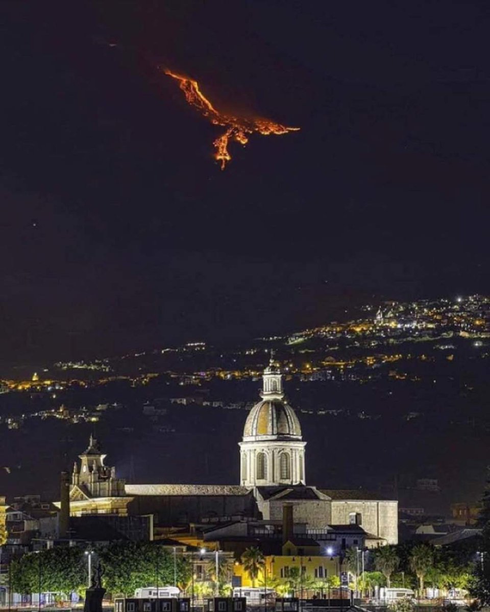 Eruption at mount etna (sicily) gives the illusion of a phoenix in the sky