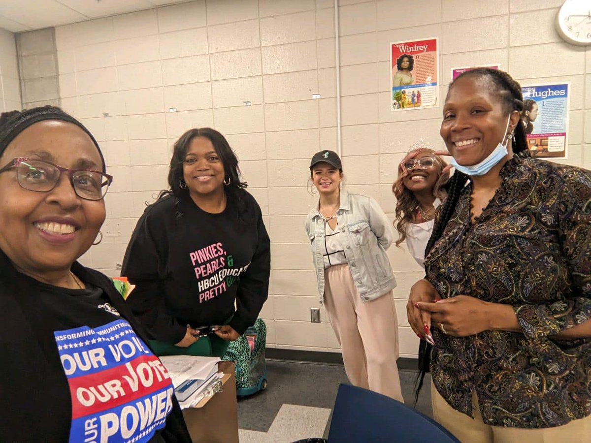 Thank you to Sarah Leone for taking the time to speak to students at Wayne High School as part of Fort Wayne Links Young Achievers Program earlier this month! Sarah highlighted the work at Count US IN, spoke in voter engagement, education and founding/maintaining a nonprofit.