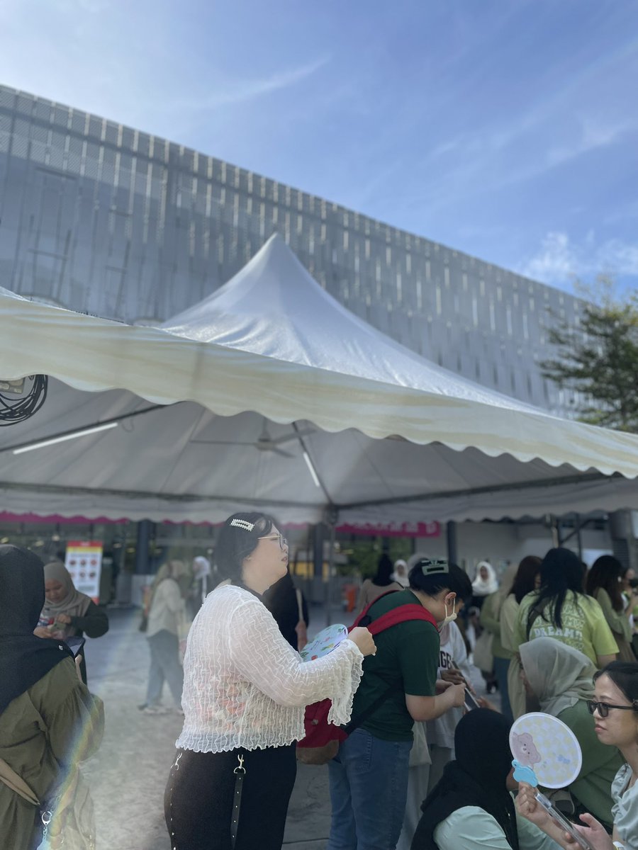 giving all of these for free! just come and say hi. you can pick anything you want from here😆

#THEDREAMSHOW2_in_KL #THEDREAMSHOW2_in_KUALA_LUMPUR #TDS2inKL