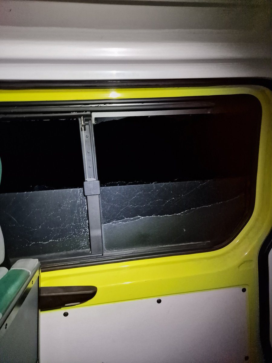 OkandSoldat's tweet photo. Under natten blev vi fast i ett tungt artilleriangrepp. Vi klarade oss utan skador men ambulansen tog stryk. På tre dagar har vi förlorat rutor på ambulansen, ett hjul, en mobiltelefon och ett liggunderlag. Vi behöver er hjälp för att kunna rädda liv. 
https://t.co/AXtAbUIO11 https://t.co/mk6Ck3wVOa