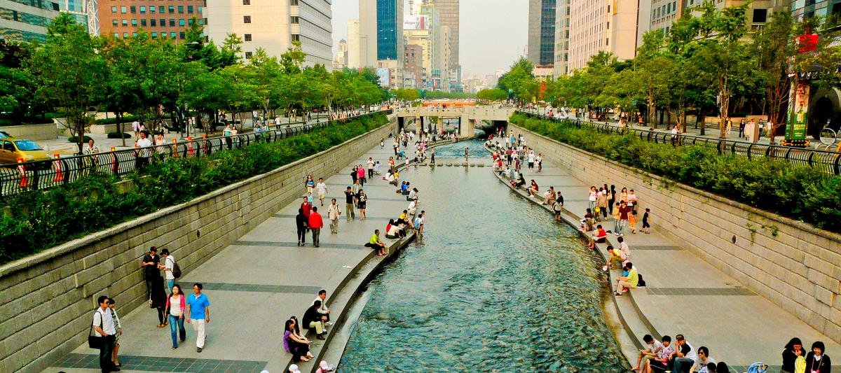 Walikota Seoul pas itu, Lee Myung-bak, yg juga mantan CEO of Hyundai Engineering & Construction, ngerasa Seoul ini sumpek, kota beton, dan gak menarik buat investasi.

Dia mau ubah Seoul jadi pusat Asia Timur di segi pariwisata dan investasi dengan balikin green area, ancurin 15…