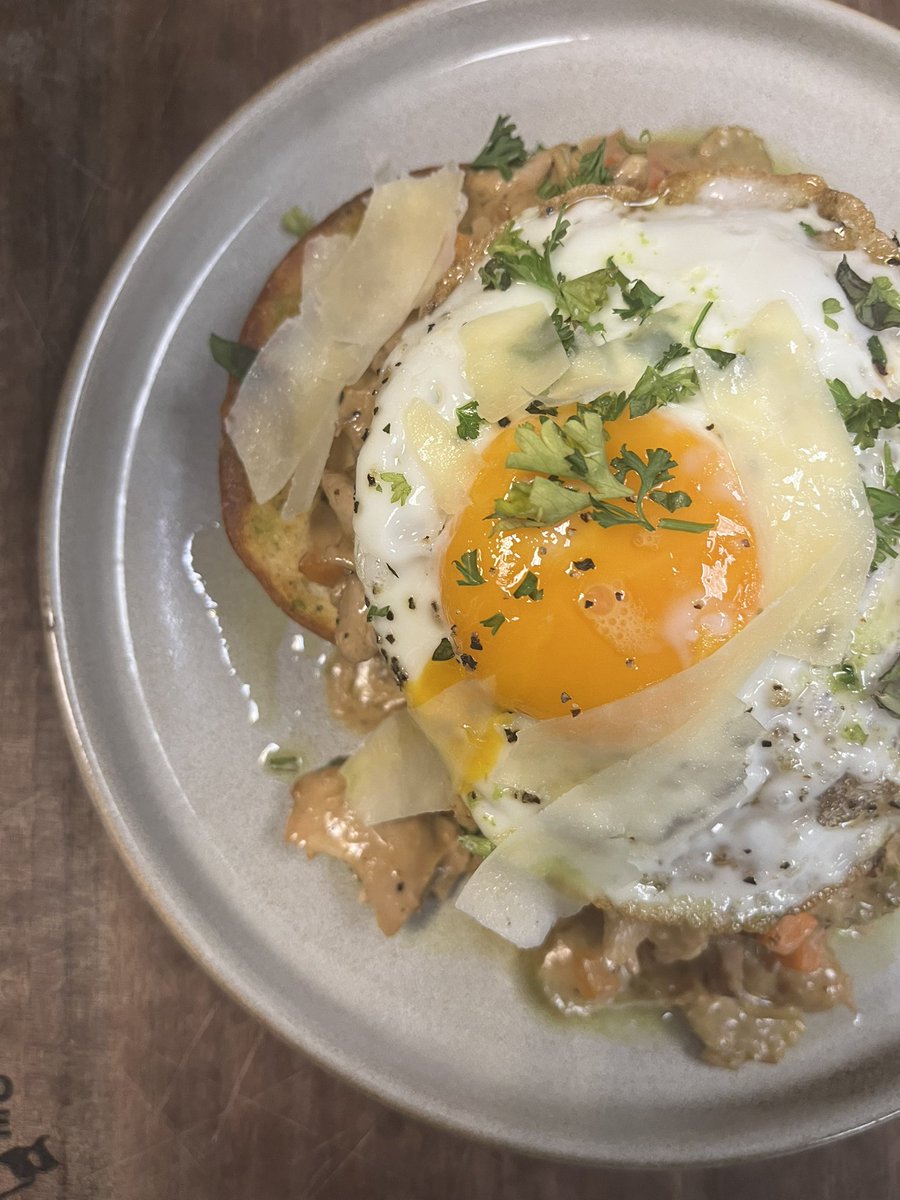 TheBlockWebster's tweet image. CHICKEN &amp;amp; GARLIC TOAST, roasted, pulled chicken, garlic toast, aromatic vegetables, roasted garlic-Parmesan cream, fried farm egg