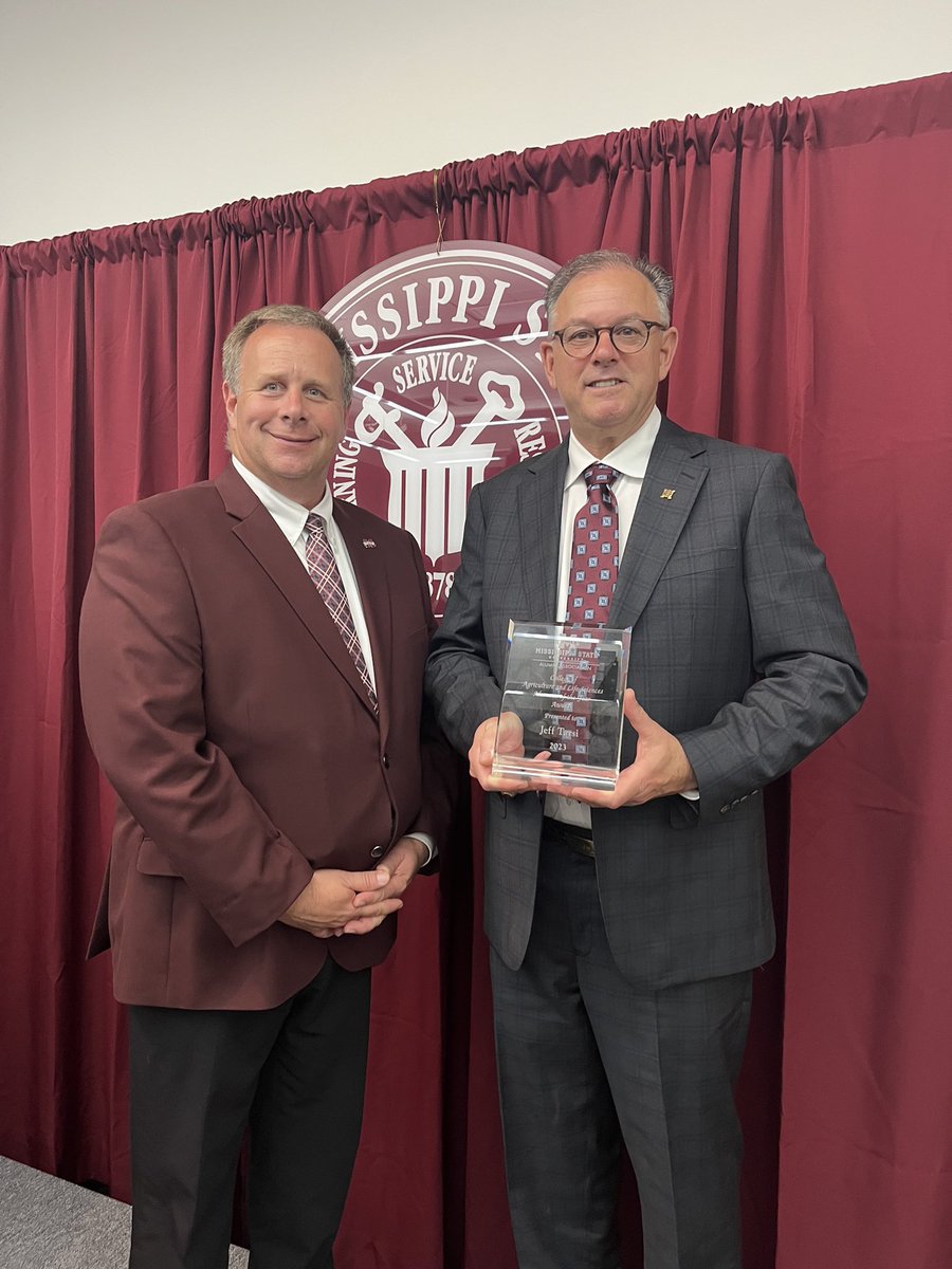 Dean Scott Willard with Jeff Tarsi, #MSUAg Alumnus if the Year. Tarsi is Executive vice president and president of global retail for <a href="/NutrienAgRetail/">Nutrien Ag Solutions</a>. He earned a bachelor’s degree in <a href="/MSStateAgEcon/">Mississippi State U Agricultural Economics</a> in 1984.