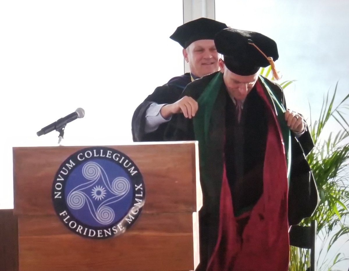 biffo_wonderdog's tweet image. Proud moment in higher education at tonight's New College commencement, when @richardcorcoran put the doctoral hood on Scott Atlas backwards, and neither of them knew the difference. Then both sat safely behind faculty as graduates got their diplomas from a dean. @NCFEduFreedom