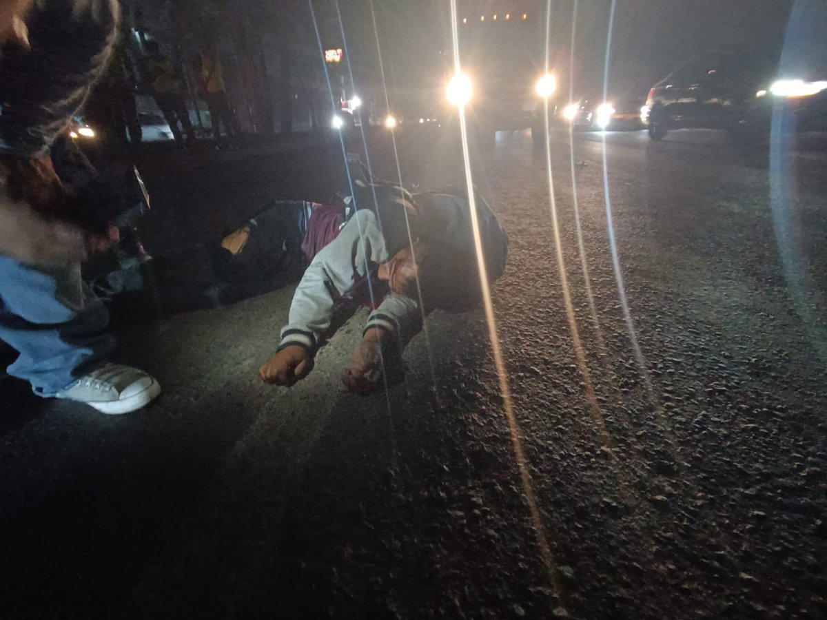 De_UltimaHora's tweet photo. #ULTIMAHORA 
Hay un joven atropellado  en la Zapata #Chalco.
Toma tus precauciones 
#Sincensura https://t.co/6xGido6uHb