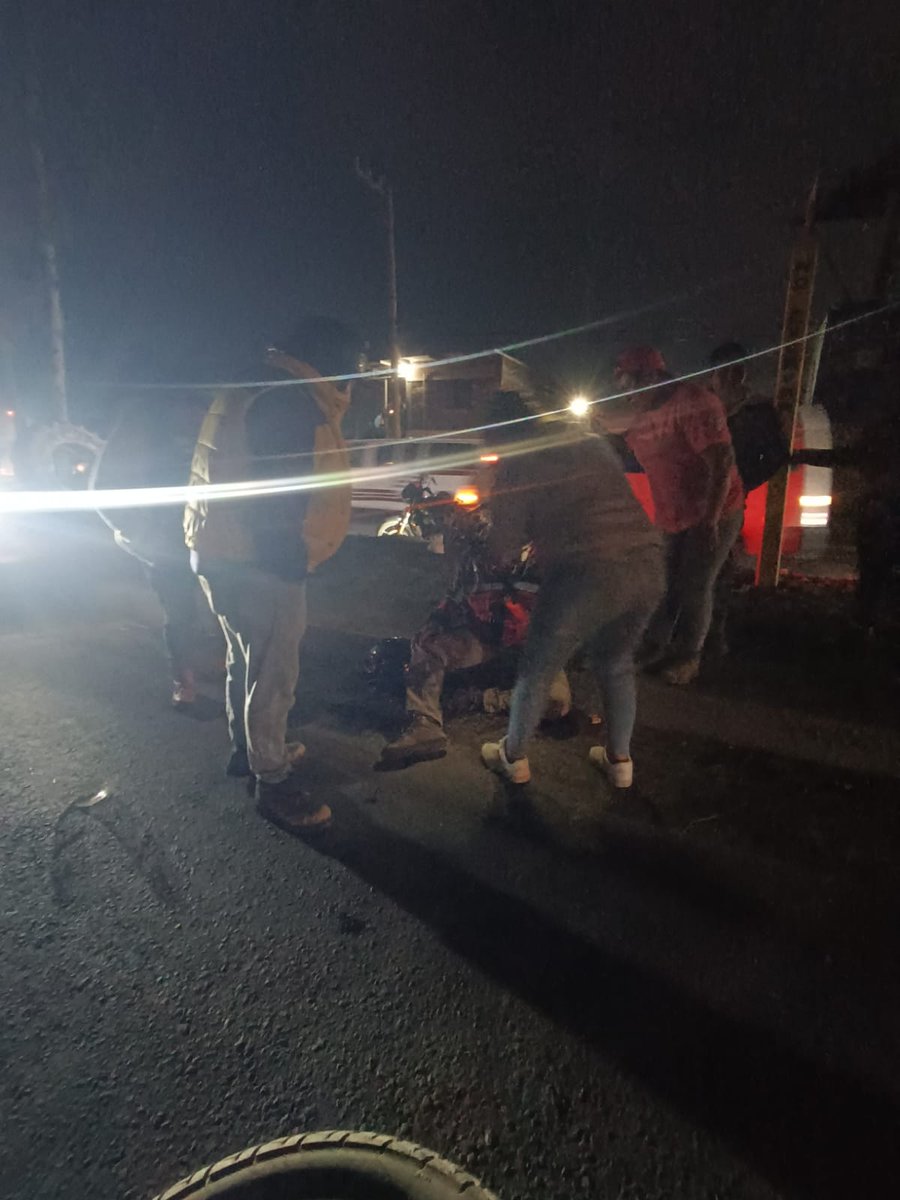 De_UltimaHora's tweet photo. #ULTIMAHORA 
Hay un joven atropellado  en la Zapata #Chalco.
Toma tus precauciones 
#Sincensura https://t.co/6xGido6uHb
