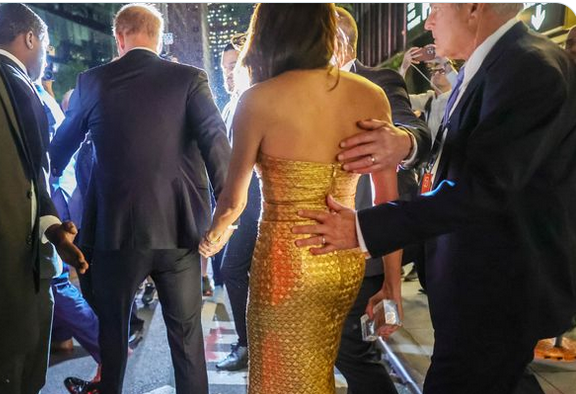 Rachel Meghan was trying to recreate this moment but had to settle for the  bodyguard holding her ass instead.😉😂 Class vs ….
#WAAAGH 
#MeghanAndHarryAreLiars
#HarryandMeghanareGrifters  
#MeghanAndHarryAreFinished 
#MeghanMarkleExposed 
#MeghanAndHarrySmollett 
#HarryandMeghan