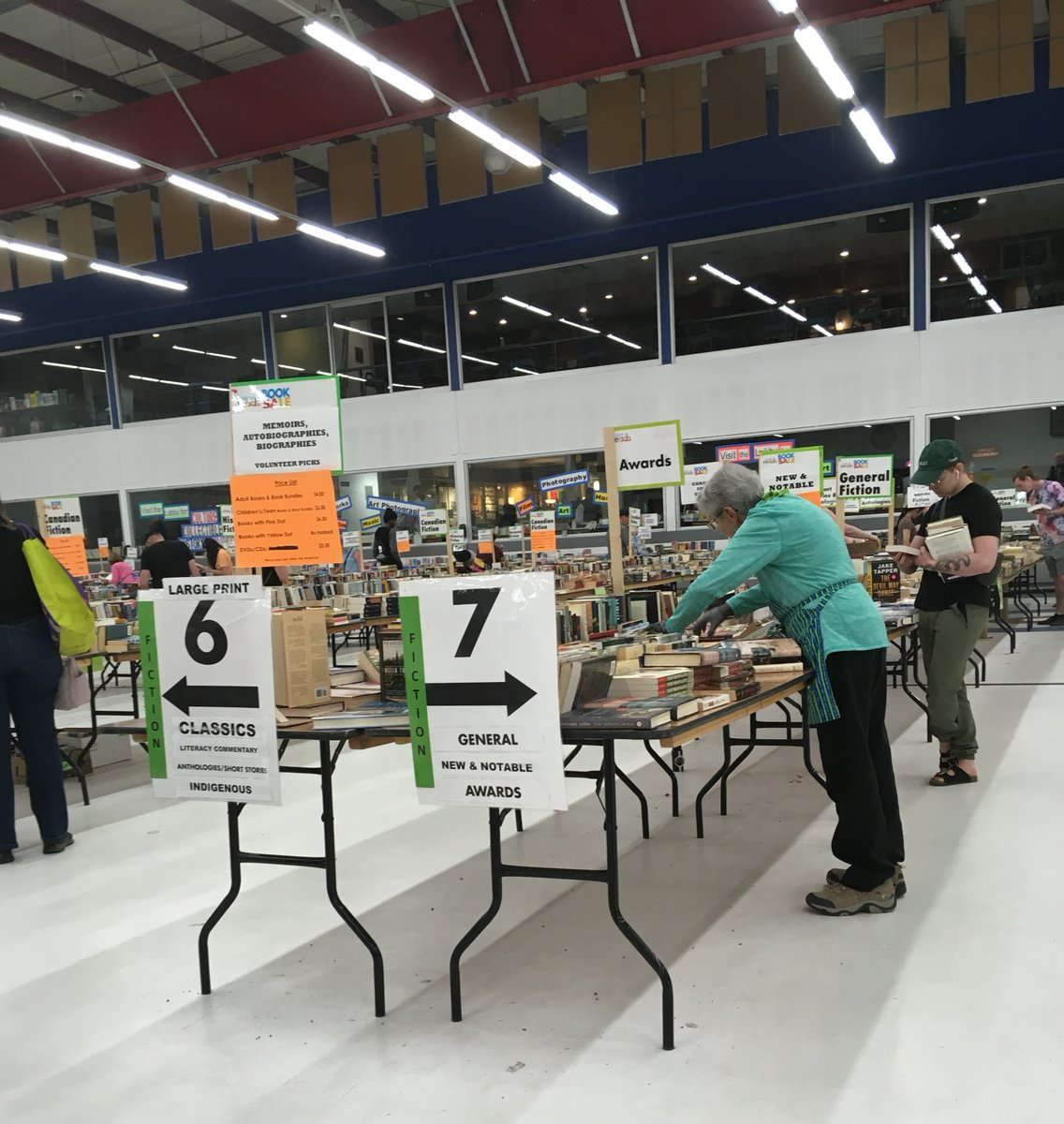 mghooi's tweet photo. Don't miss all the amazing books and meeting amazing volunteers like Mickey ❤️@CalgaryReads #BigBookSale📚🌞🍁 https://t.co/Sp9ZTY6r2n