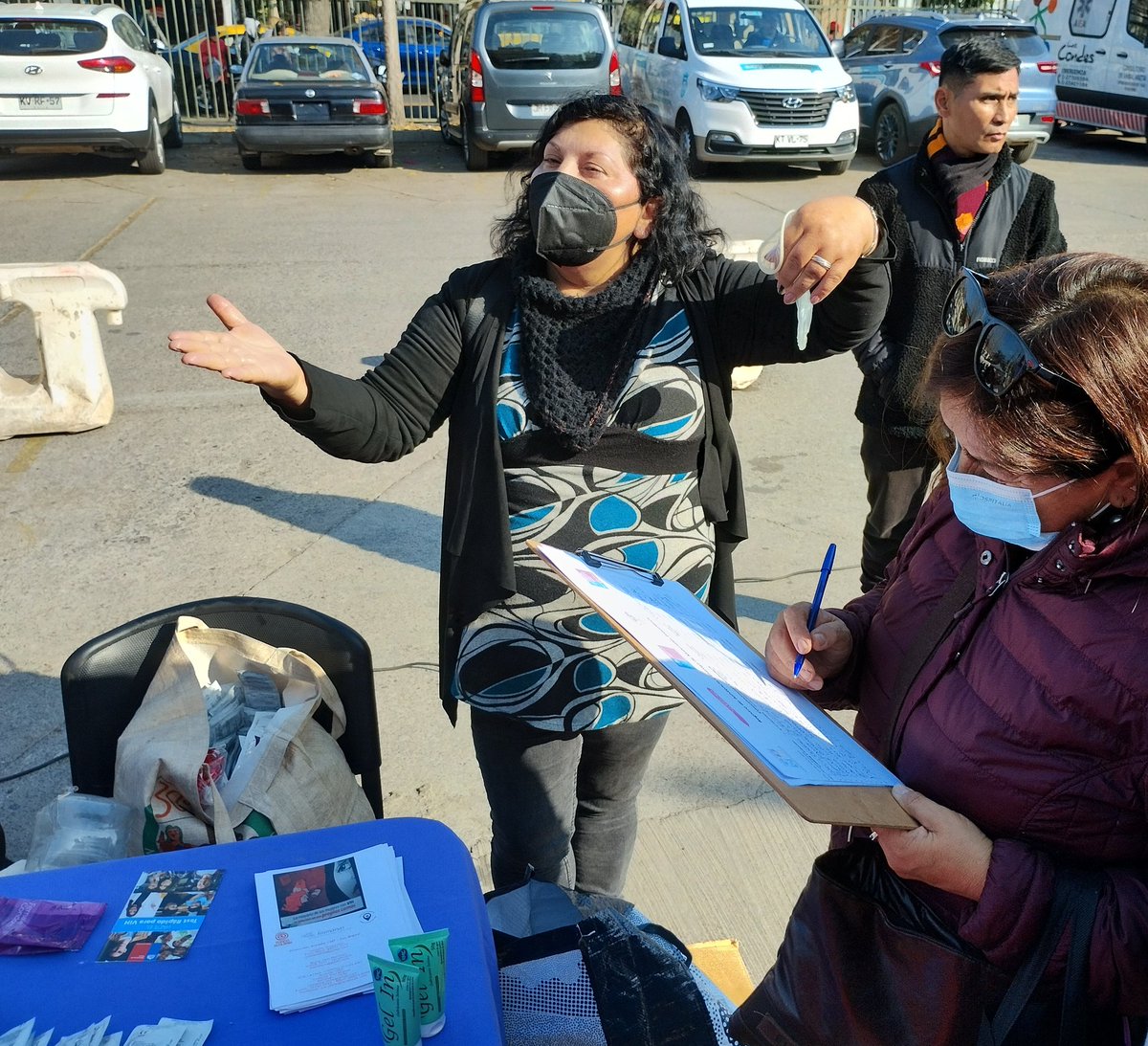 CondonChile's tweet image. Las compañeras de ICW, Comunidad Internacional de mujeres viviendo con VIH/SIDA, promoviendo prevención, testeo y uso del condón interno en sentida fecha que moviliza #CandlelightMemorial en recuerdo de las personas fallecidas a causa del SIDA. Santiago de Chile, 19 mayo 2023 😷