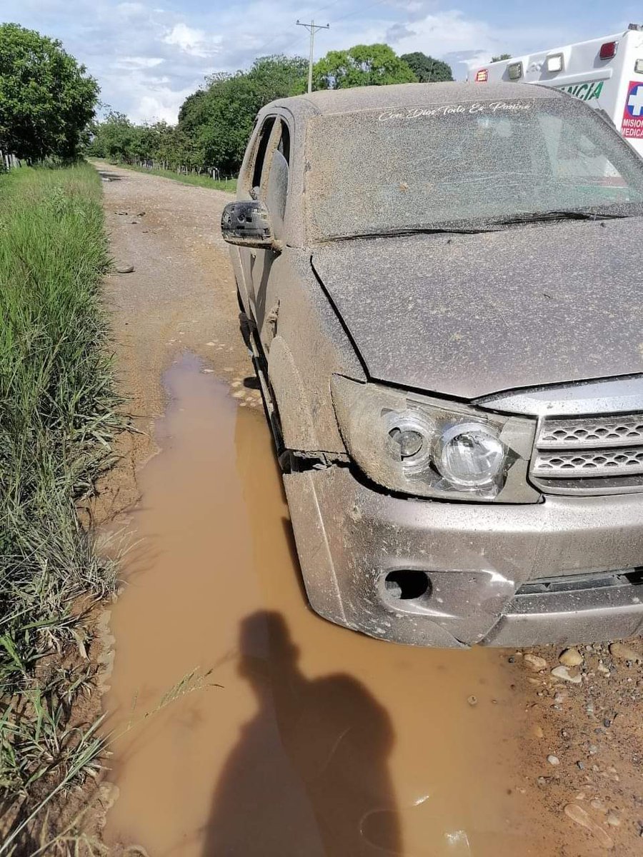 Prensalibcasan's tweet photo. Camioneta procedente de #Sacama fue atacada a bala en la vía a Cubiloto #Tame.Fue asesinado Erick Mora. En la camioneta Toyota Fortunner, iban Freddy Avellaneda,  aspirante a la Alcaldía de Sácama; Camilo Avellaneda y Javier Vargas remitidos a hospital https://t.co/wMDvxOL3Vn