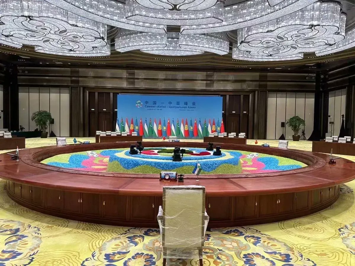 sfh1349508797's tweet photo. 开会不可怕，对比才尴尬。
同样是会场，G7跟我们差的太远了。 https://t.co/JkHSxAXpd9