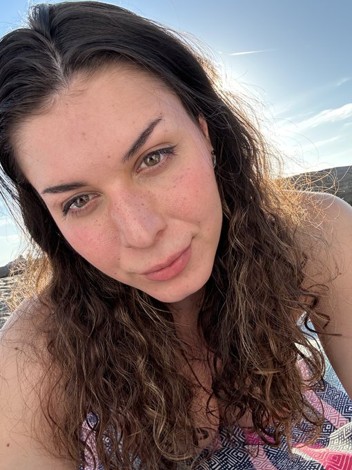 Beach is beachin, peach is peachin https://t.co/9Rc6Tb8EV8