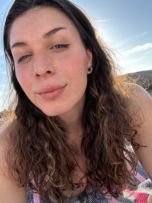 Beach is beachin, peach is peachin https://t.co/9Rc6Tb8EV8