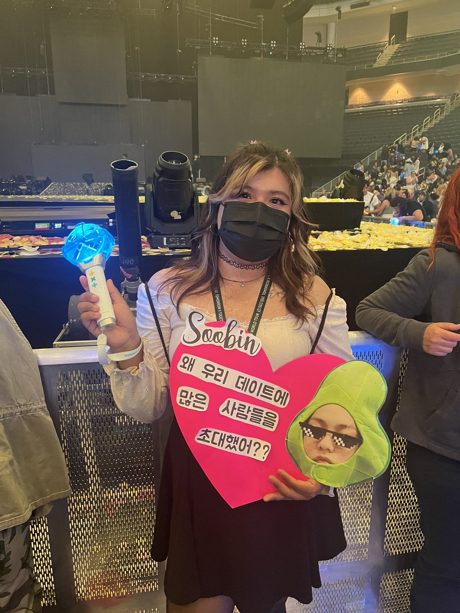 jinesiss's tweet photo. The poster and the reaction! 

SOOBIN SAID BFFR LMFAO 

#TXT_ASM_TOUR #TOMORROW_X_TOGETHER 
#txtinduluth https://t.co/8ePOc0Qvap