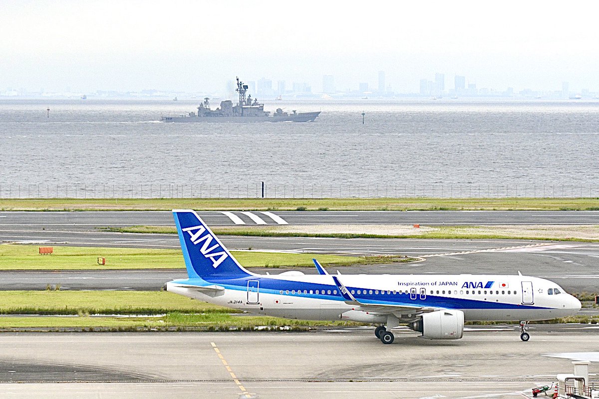 Yuki3E's tweet photo. 羽田空港に居たら、まさかの『かしま』と「はたかぜ』が見えてきて泣きそう https://t.co/jcoKk8ku5Y