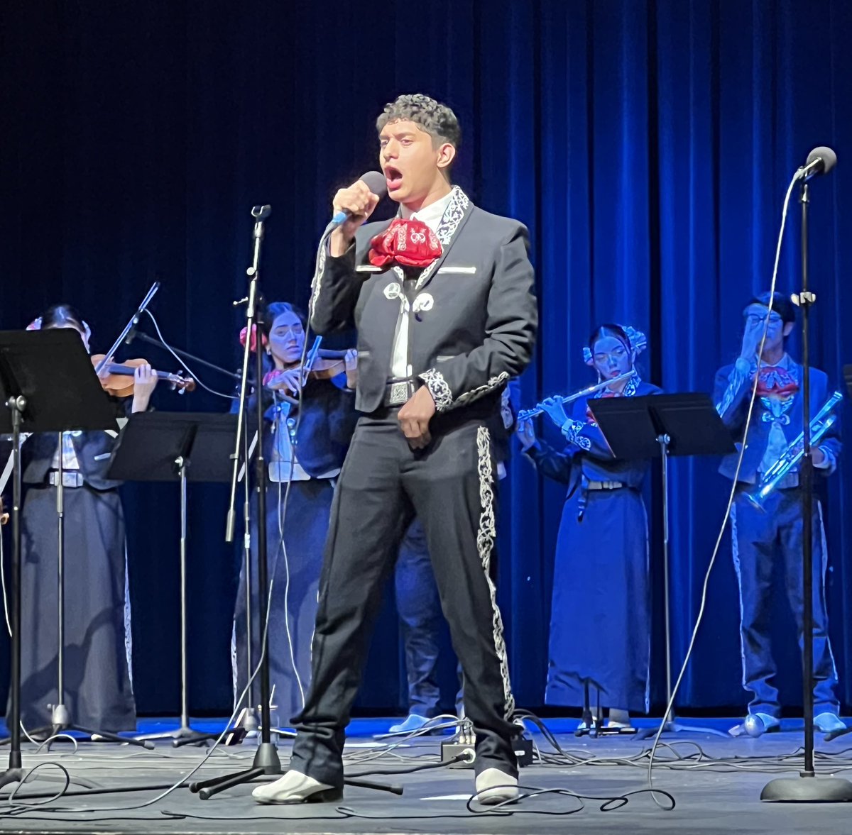 MGonzales_AHS's tweet photo. “Canta y no llores!” Superior performances by AHS Mariachi Los Pioneros and JV Mariachi! Our Trailblazers are happiest performing on stage! @Americas_HS @AmericasBAN @EOrtiz_AHS https://t.co/WJc3ZWZiK1