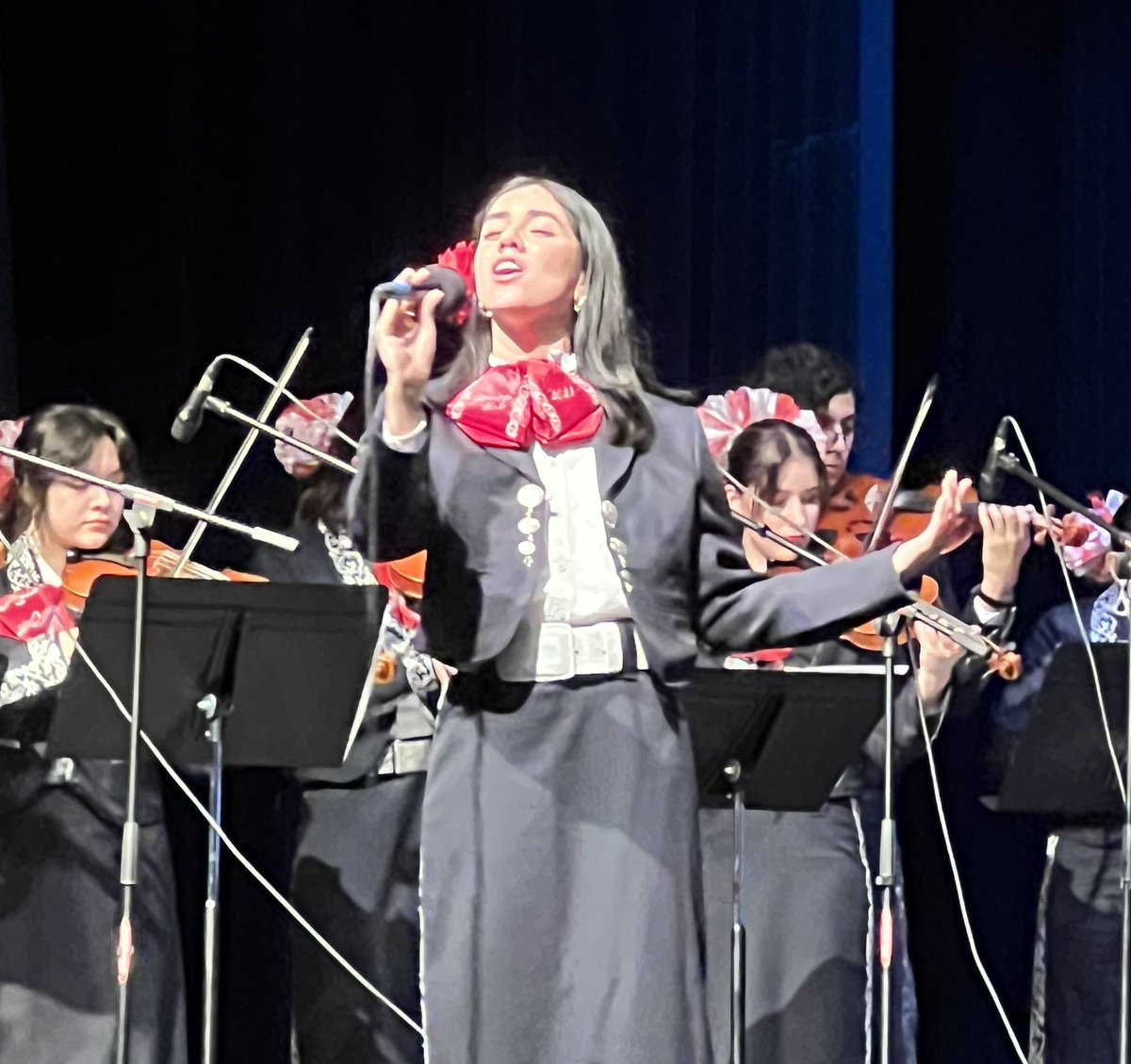 MGonzales_AHS's tweet photo. “Canta y no llores!” Superior performances by AHS Mariachi Los Pioneros and JV Mariachi! Our Trailblazers are happiest performing on stage! @Americas_HS @AmericasBAN @EOrtiz_AHS https://t.co/WJc3ZWZiK1