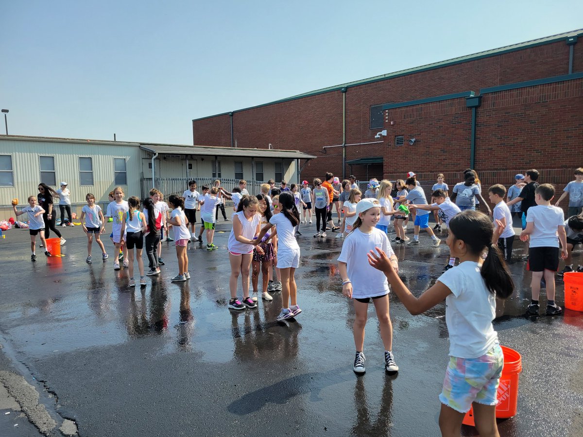Room102and103's tweet photo. Field Day Fun! 🌞
#cheetahpride https://t.co/vmjRRNB5u8