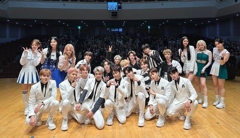 justforvinster's tweet photo. MLD FAMILY in one frame. This picture speaks a thousand words.

#HORI7ON #HORI7ON_in_Seoul #호라이즌 https://t.co/97W5mRB4Hb