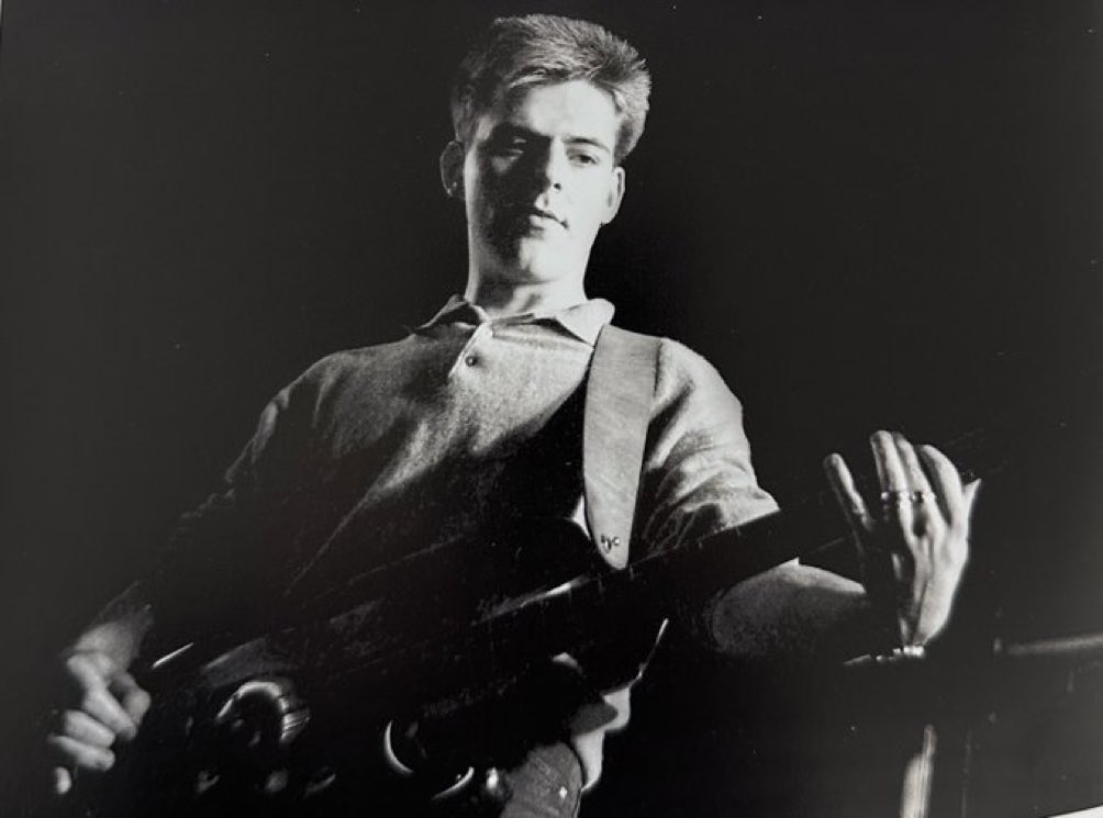 plugmusix_'s tweet photo. Andy Rourke, bajista de The Smiths, falleció este jueves a sus 59 años después de una larga batalla contra un cáncer de páncreas.

🕊️ Rourke se unió a The Smiths después del primer show de la banda y participó de los cuatro discos que publicaron. https://t.co/oIOILYYpJe